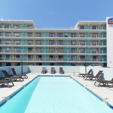 Howard Johnson By Wyndham Virginia Beach At The Beach Exterior photo
