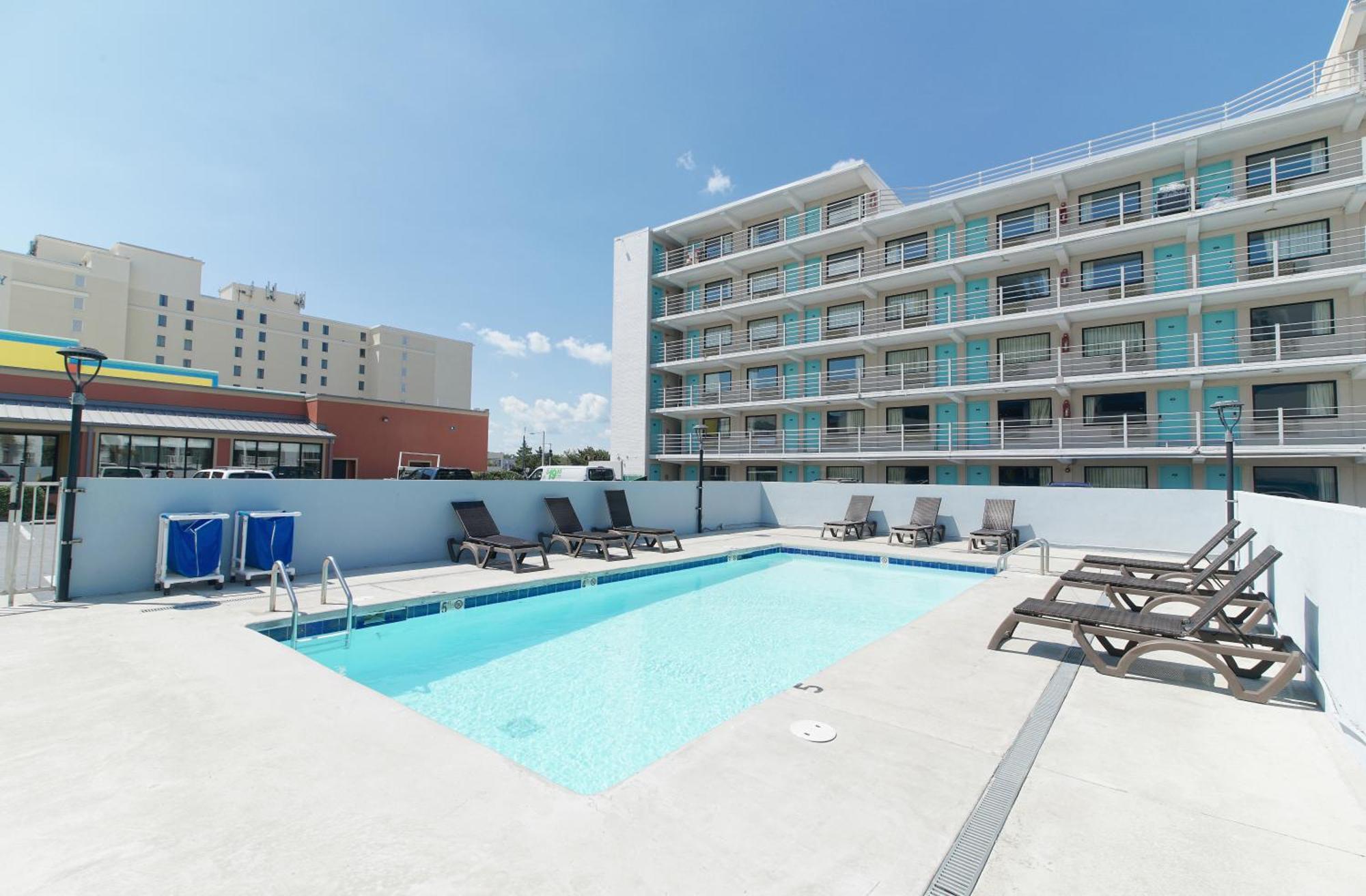 Howard Johnson By Wyndham Virginia Beach At The Beach Exterior photo