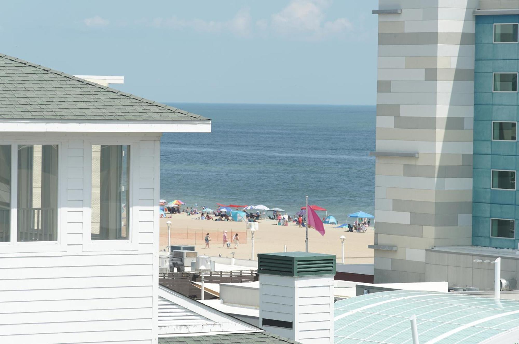 Howard Johnson By Wyndham Virginia Beach At The Beach Exterior photo