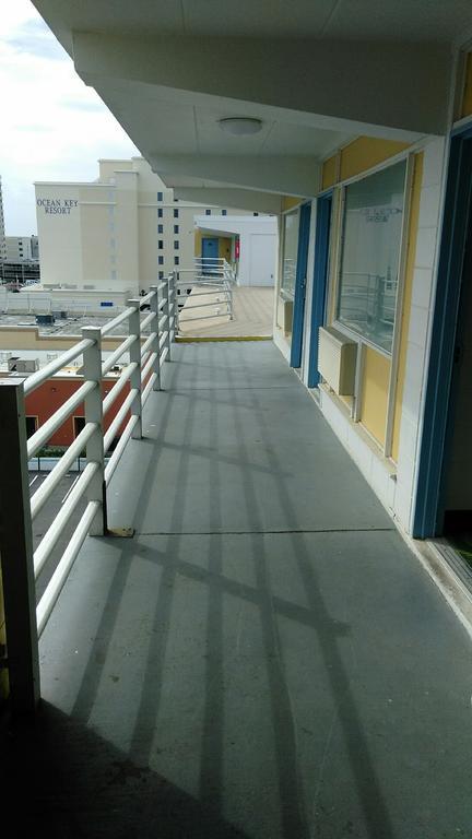 Howard Johnson By Wyndham Virginia Beach At The Beach Exterior photo